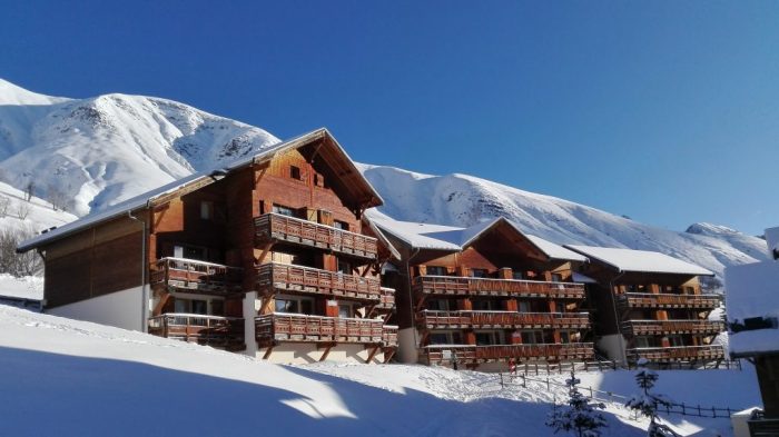 Les-Chalets-de-Saint-Sorlin-Photo-neige-soleil-12-1024x575